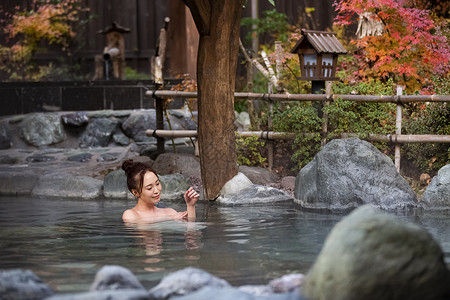 泡日式温泉的女性高清图片