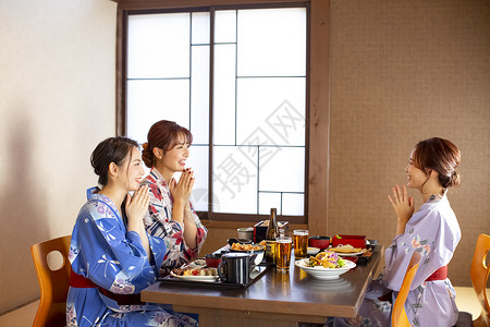 温泉度假酒店用餐的姐妹朋友图片