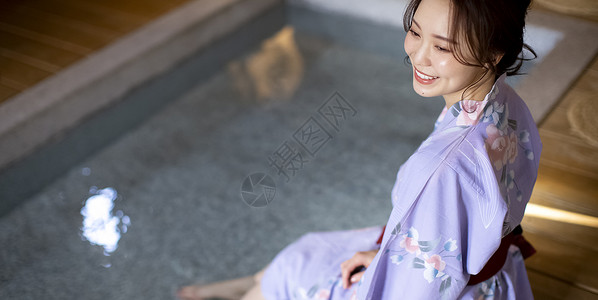 泡日式温泉的女性背景图片