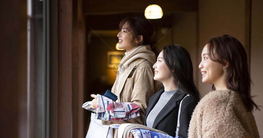 享受温泉之旅的女性图片