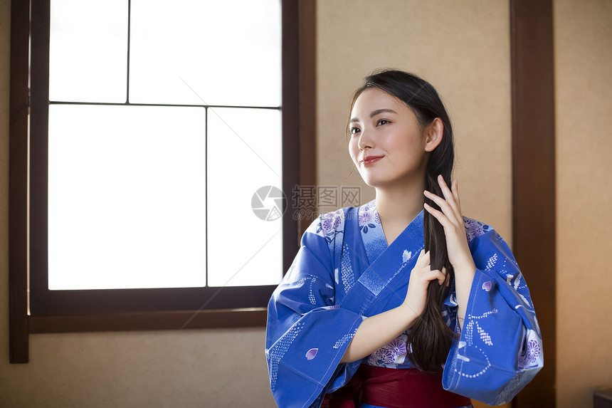 在一家旅馆换衣服的女性图片