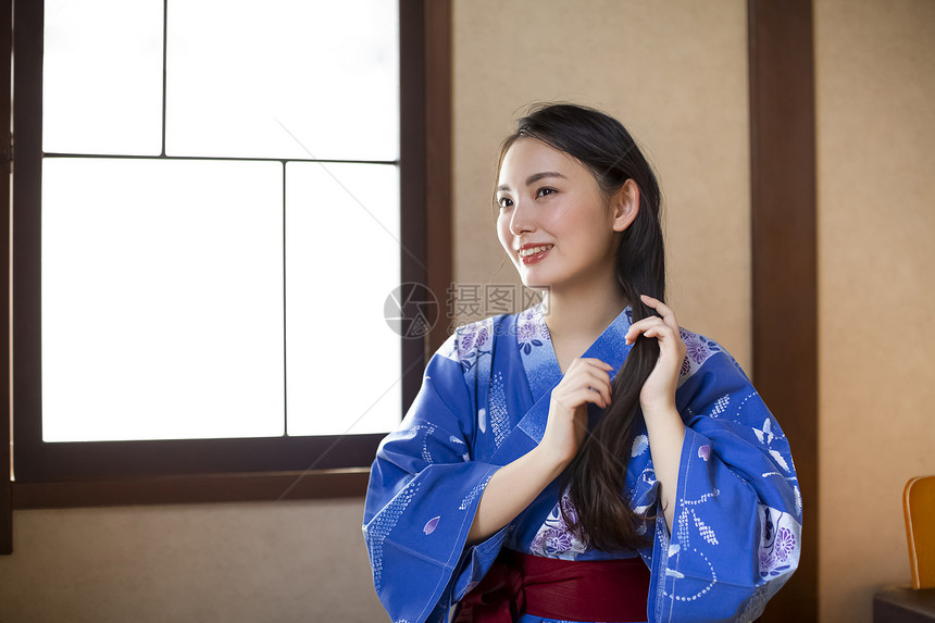 在一家旅馆换衣服的妇女图片