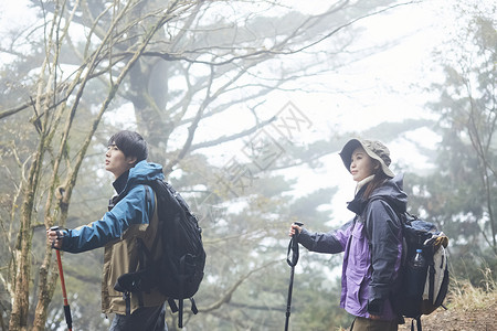 两个年轻人徒步登山图片