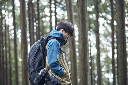 年轻男人徒步登山探险图片