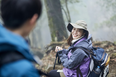 年轻女人徒步登山探险图片