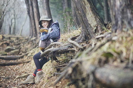 年轻女人徒步登山探险休息图片