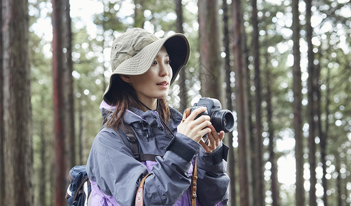 年轻女人徒步登山探险拍照图片