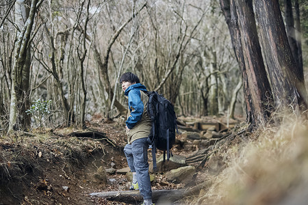 年轻爬山徒步旅行男子攀爬图片