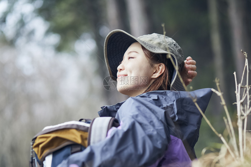 年轻女性户外徒步爬山图片