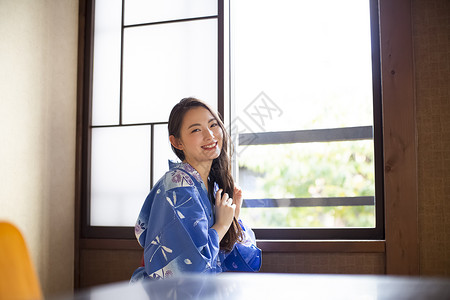 日本人身着浴衣放松的一个女人在一家旅馆换衣服图片