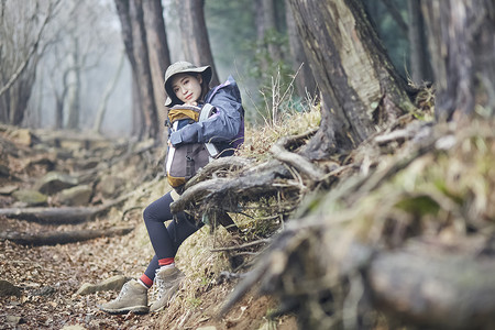 年轻女性户外徒步爬山休息图片