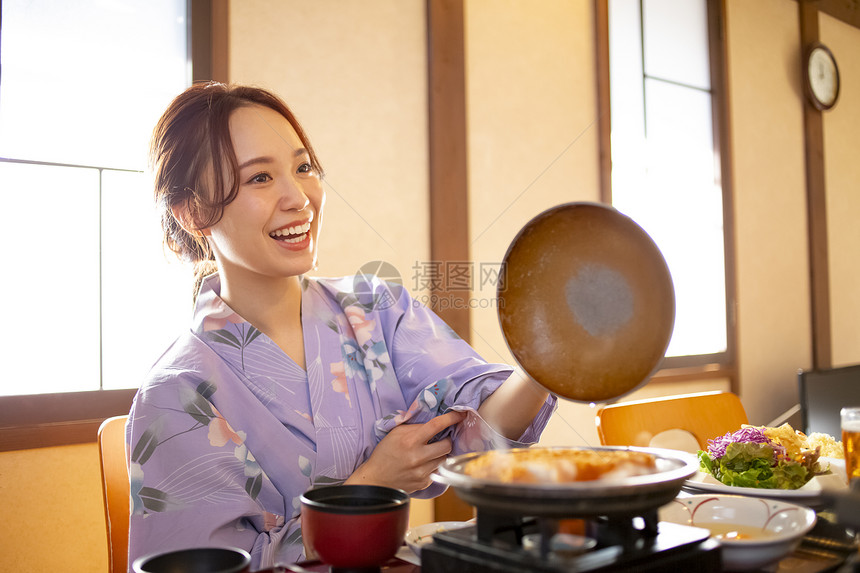 日本菜肴可爱日本料理享受温泉旅行的妇女图片