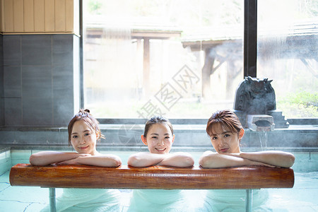 女孩沐浴休假妇女和朋友享受露天浴池图片