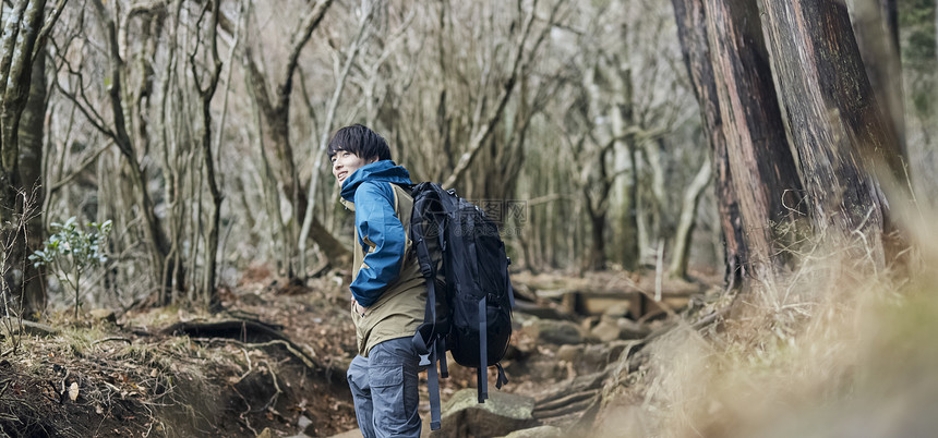 年轻男人徒步登山探险图片