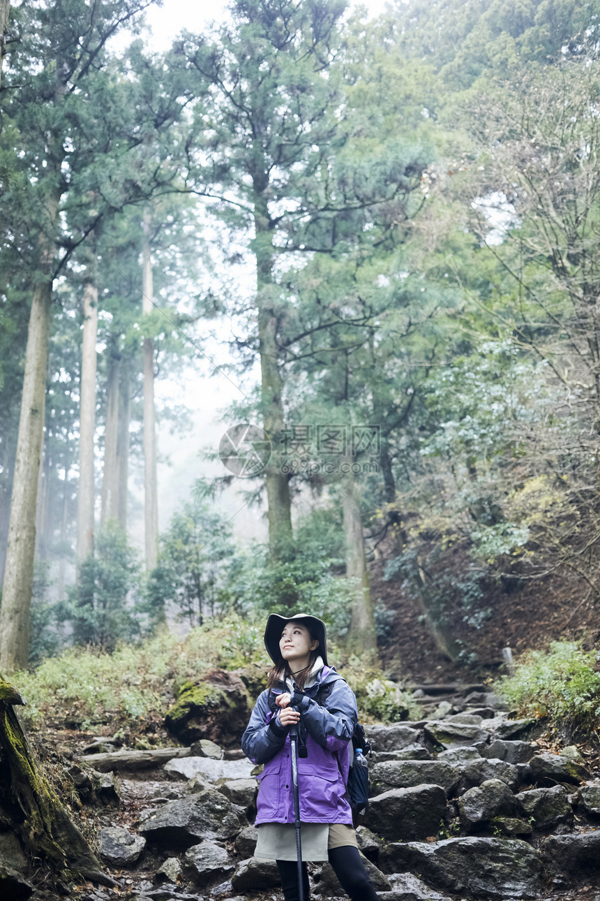 年轻女人徒步登山探险图片