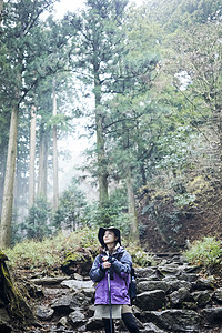 年轻女人徒步登山探险图片