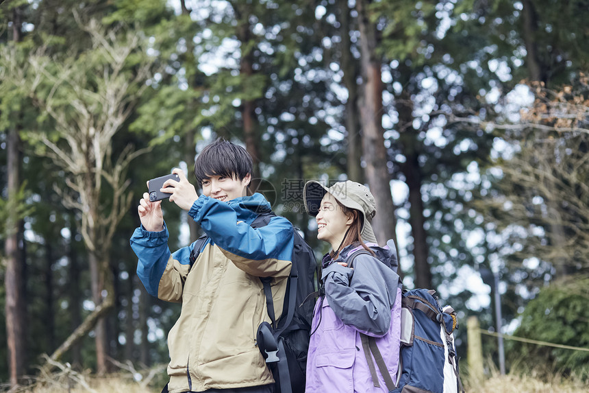 两个年轻人徒步登山拍照图片