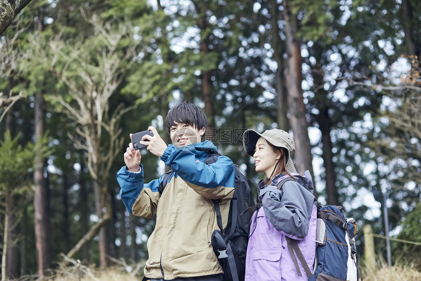 两个年轻人徒步登山拍照图片