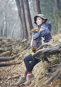 年轻女人徒步登山探险休息高清图片