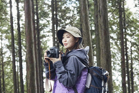 摄影机女士们可爱在山上拍照的女人图片