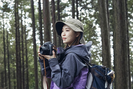 年轻女性户外徒步爬山图片