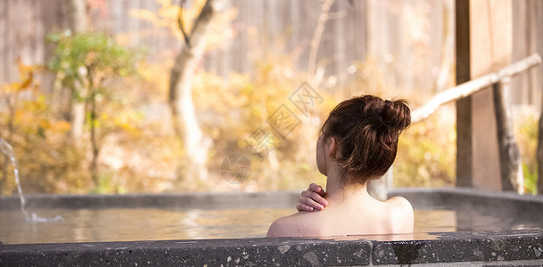 女孩人物假期享受温泉旅行的妇女图片