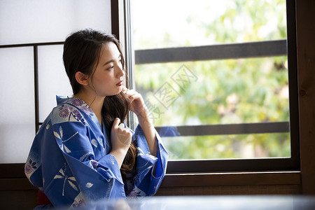 温泉酒店日式房间旅途一个女人在一家旅馆换衣服图片