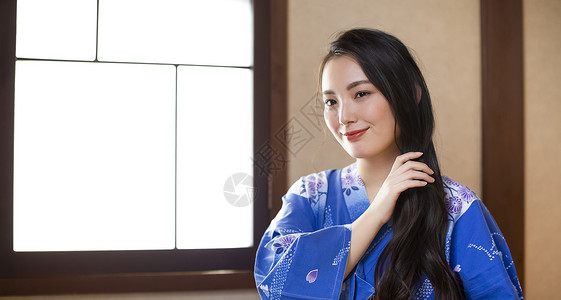 单人亚洲亚洲人一个女人在一家旅馆换衣服图片