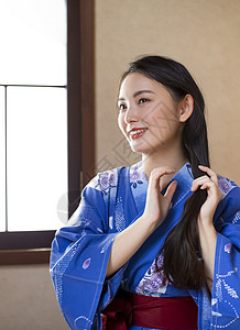 疗法美容亚洲人一个女人在一家旅馆换衣服图片