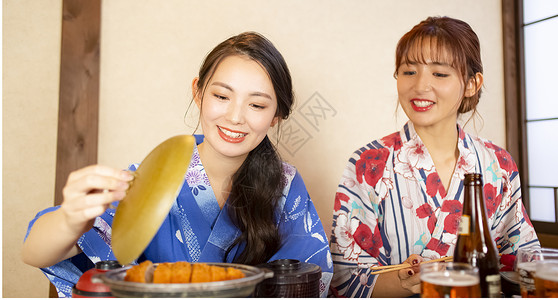 双人烹调日本人妇女和朋友享受温泉之旅图片