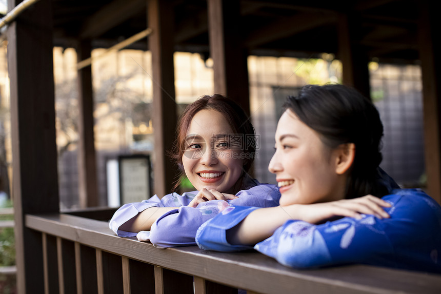 微笑丰胸年轻妇女和朋友享受温泉之旅图片