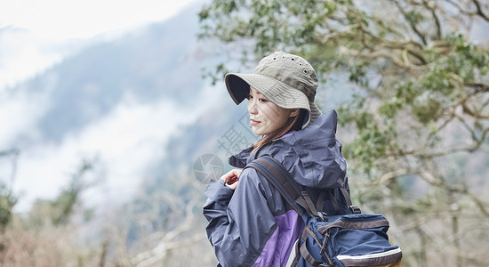 度假背影天一个女人爬图片