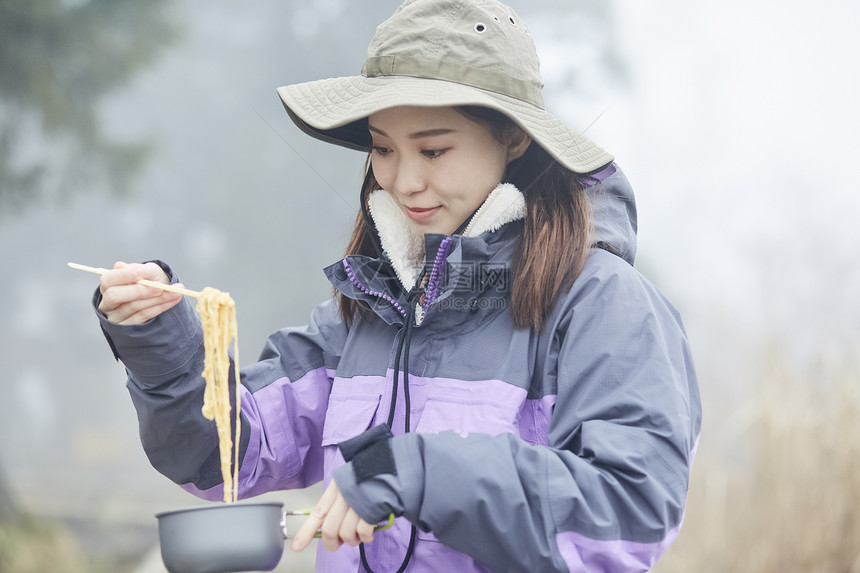 远足稻米青春女人在山顶上吃图片