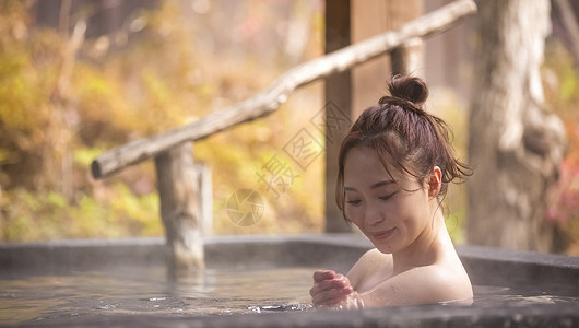 美容孤旅轻松享受温泉旅行的妇女图片
