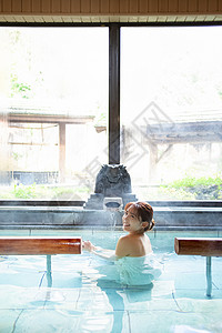日本人天室内一个女人享受温泉浴图片
