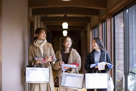 年轻妇女和朋友享受温泉之旅图片