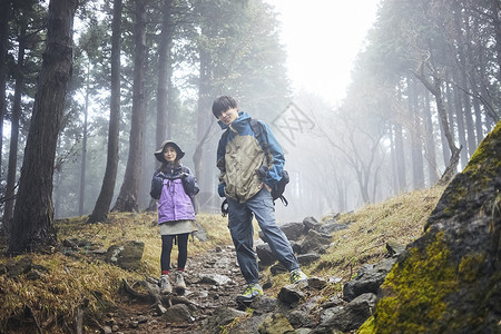 两个年轻人徒步登山图片