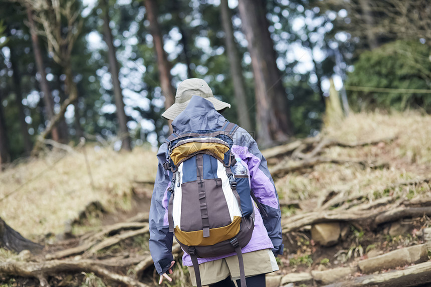 年轻女人徒步登山探险图片