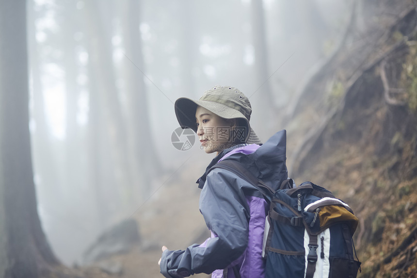 年轻女人徒步登山探险图片