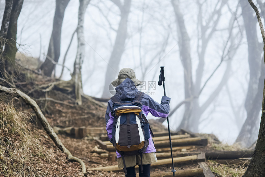 年轻女人徒步登山探险图片