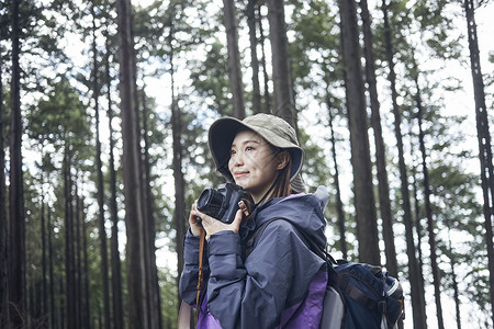 年轻女人徒步登山探险图片