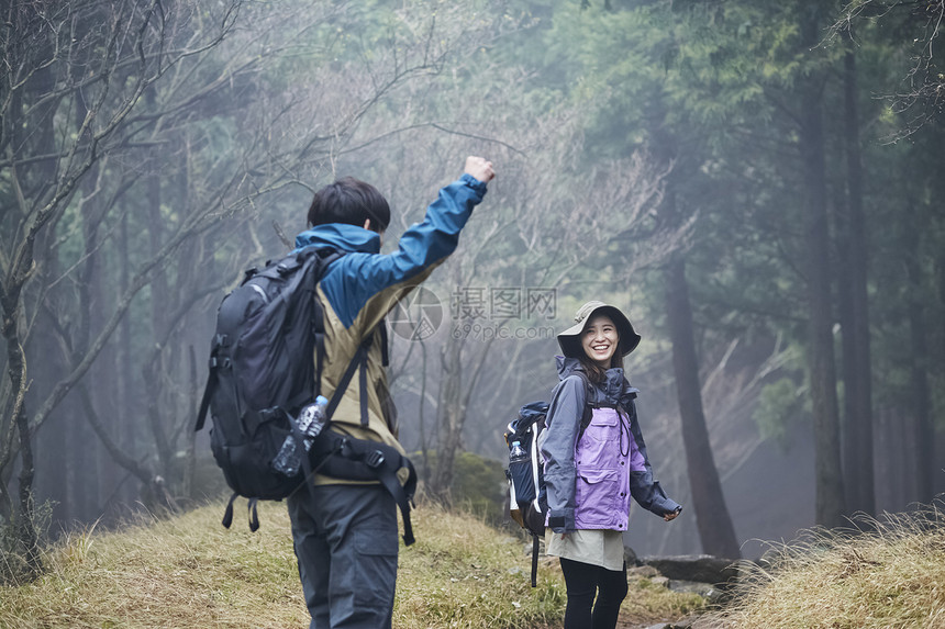 两个年轻人登山探险图片