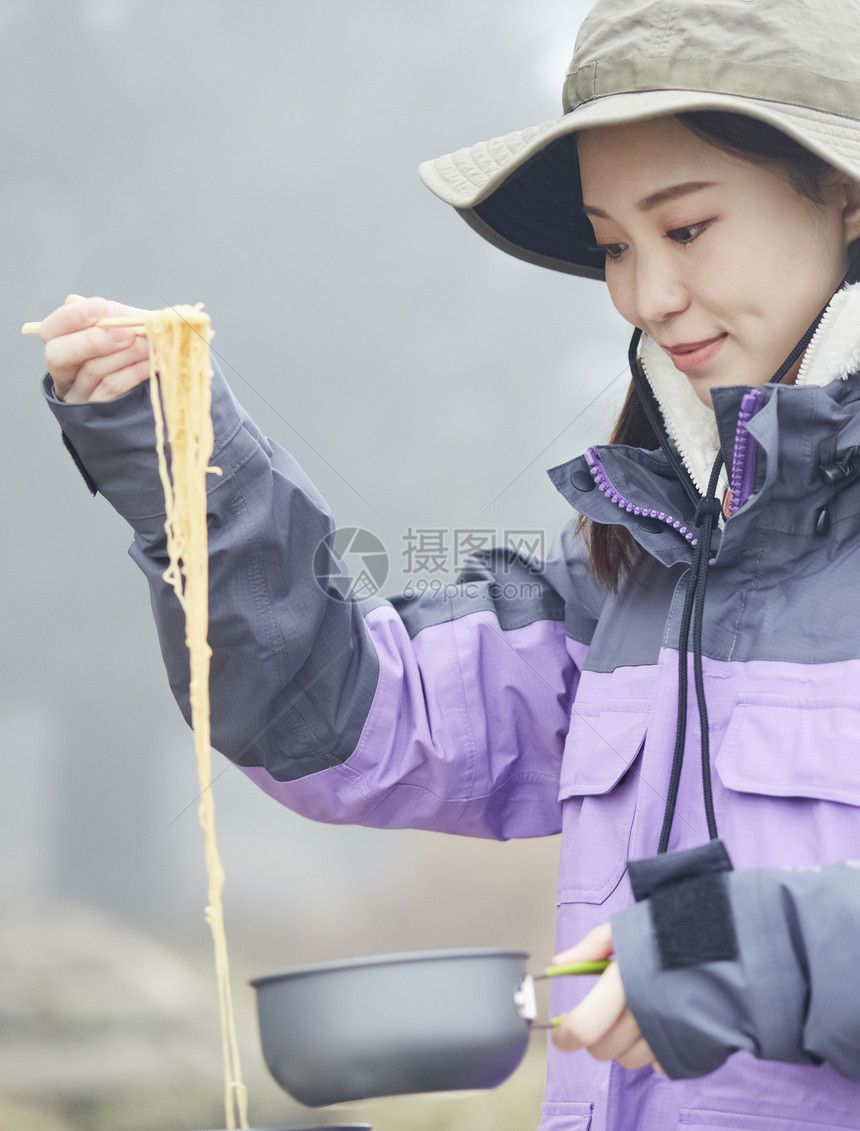 自然锅创造女人在山顶上吃图片