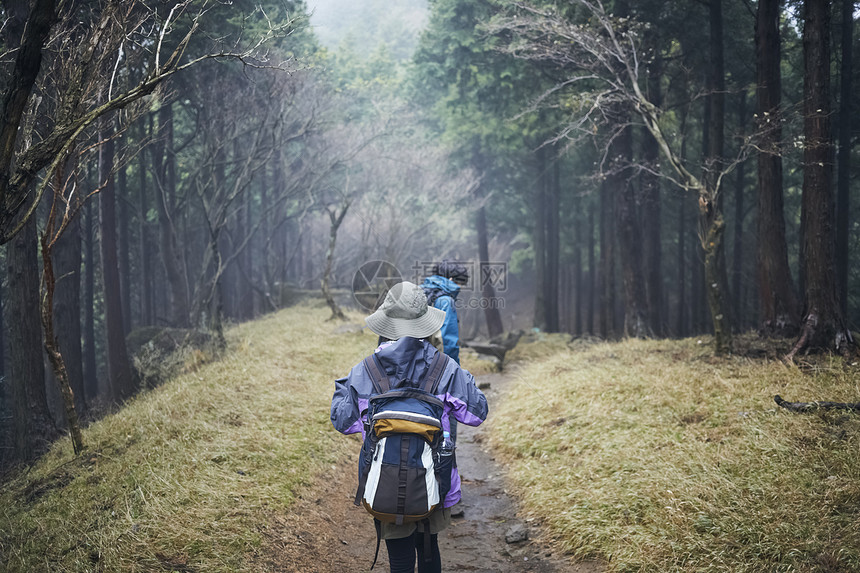 年轻情侣户外徒步图片