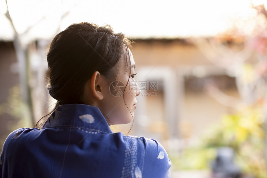 穿着日式浴衣的年轻女子图片