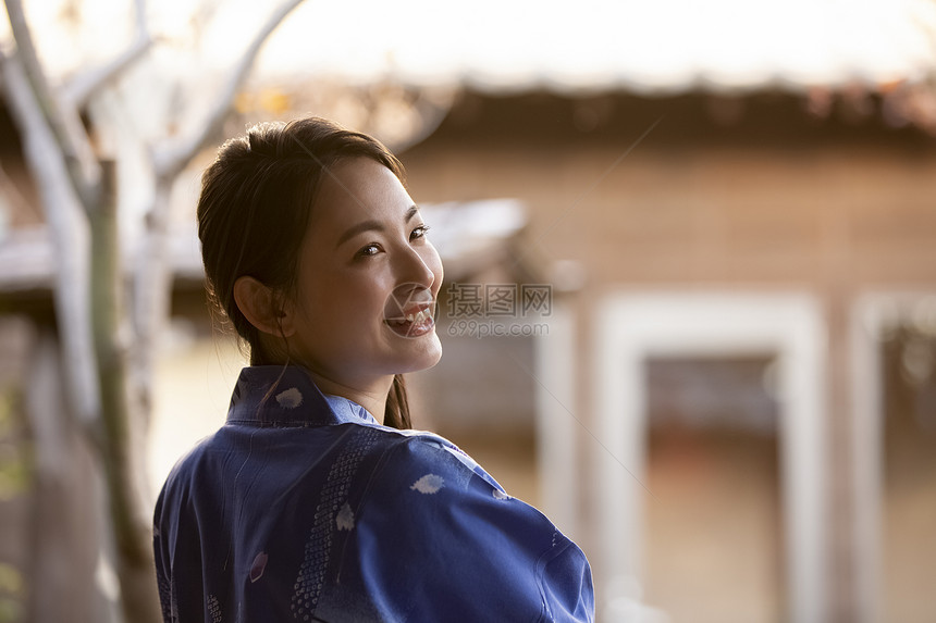 穿着日式浴衣的年轻女子图片