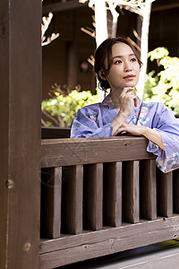 穿着日式浴衣温婉的年轻女子图片