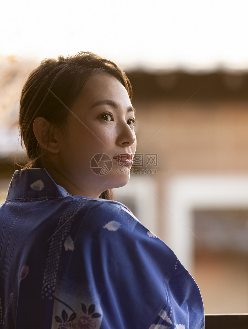 穿着日式浴衣的年轻女子图片