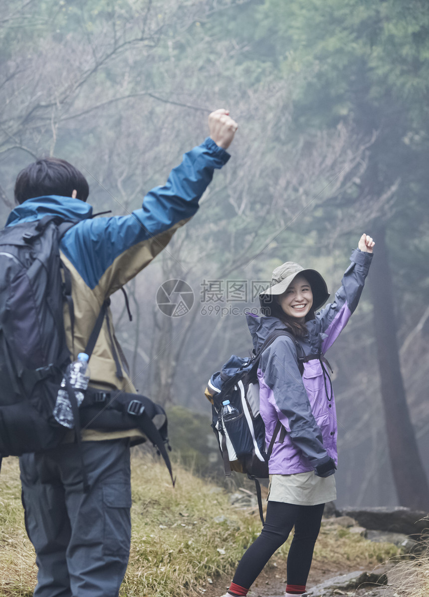 两个年轻人徒步登山探险图片