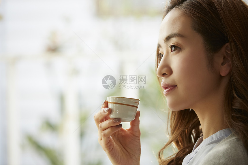 独自居家的女性图片